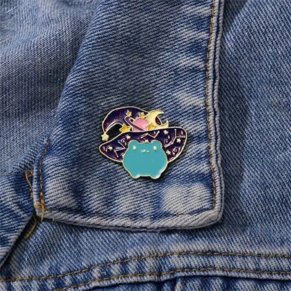 Cute Halloween cartoon teal frog with black wizard hat moon stars enamel pin - Picture 4 of 5